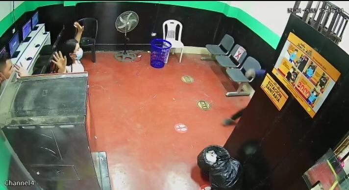 El susto de su vida pasó una joven empleada de un agente y local de apuestas deportivas al ser asaltada a mano armada por delincuentes en el local donde labora. (foto: Mónica Rochabrum/Trome)