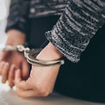 Juzguen como adultos a menores criminales