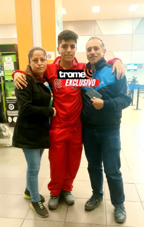 Mario Gilvonio abrazando a sus padres, quienes le enseñaron que "aprender es la mejor manera de progresar". (Entrevista: Isabel Medina / Trome).