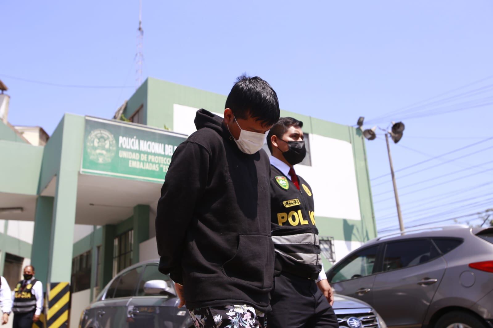 Hinchas de Universitario de Deportes fueron detenidos por intentar alterar el orden público. Foto: Jessica Vicente/ @photo.gec