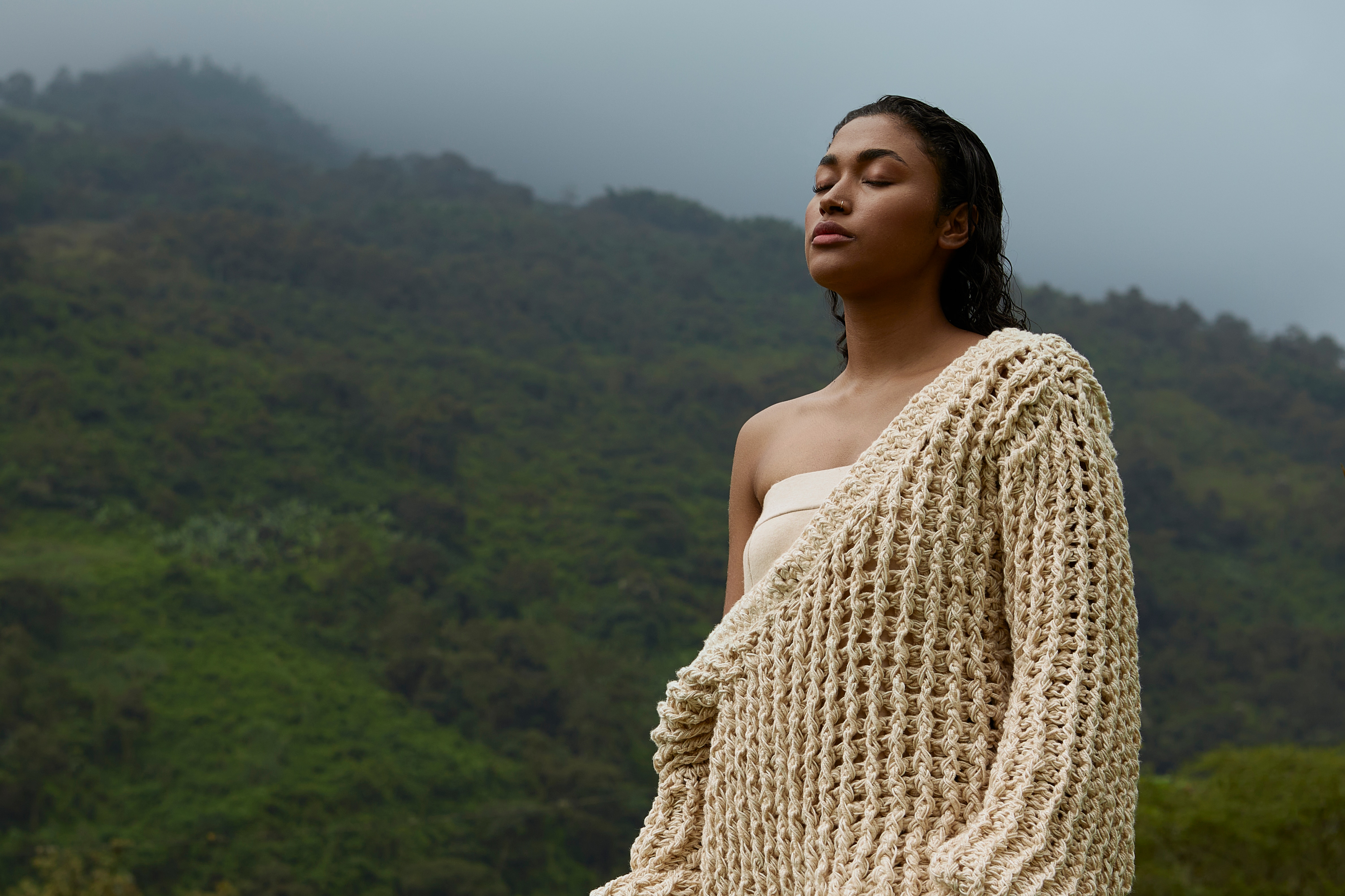 Gracias a la alianza con Conceiba Perú y el trabajo en equipo de producción se logró realizar un viaje al bosque de los sueños para elaborar una propuesta de moda que le hace tributo a estos árboles milenarios.