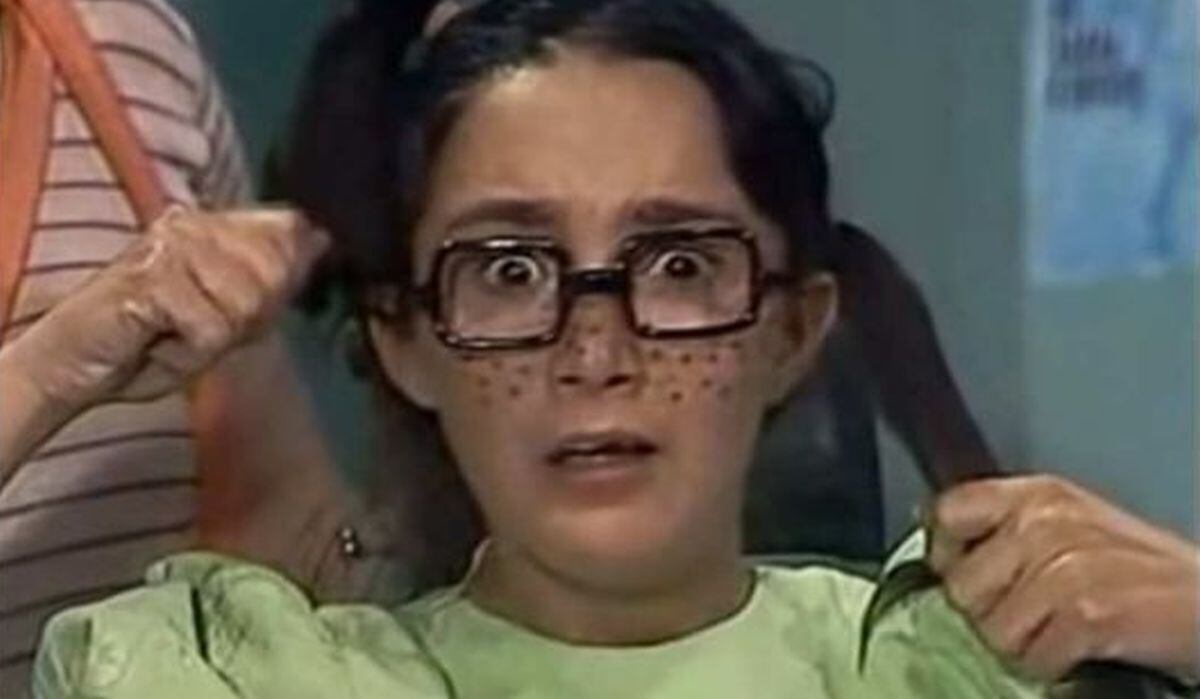 La Chilindrina es una niña muy apegada a su padre, no se lleva bien con Doña Florinda por las cachetadas que le pega a su progenitor, por lo que la llama "Vieja pegona", "Vieja pegostiosa" o "Vieja chancluda". (Foto: Televisa)