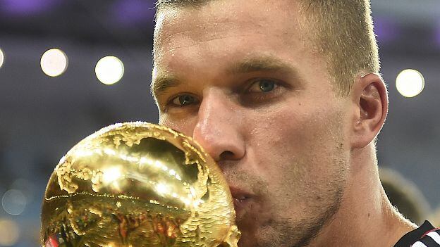 Carlos Zambrano y Lukas Podolski fueron rivales en el fútbol alemán. (Foto: AFP)