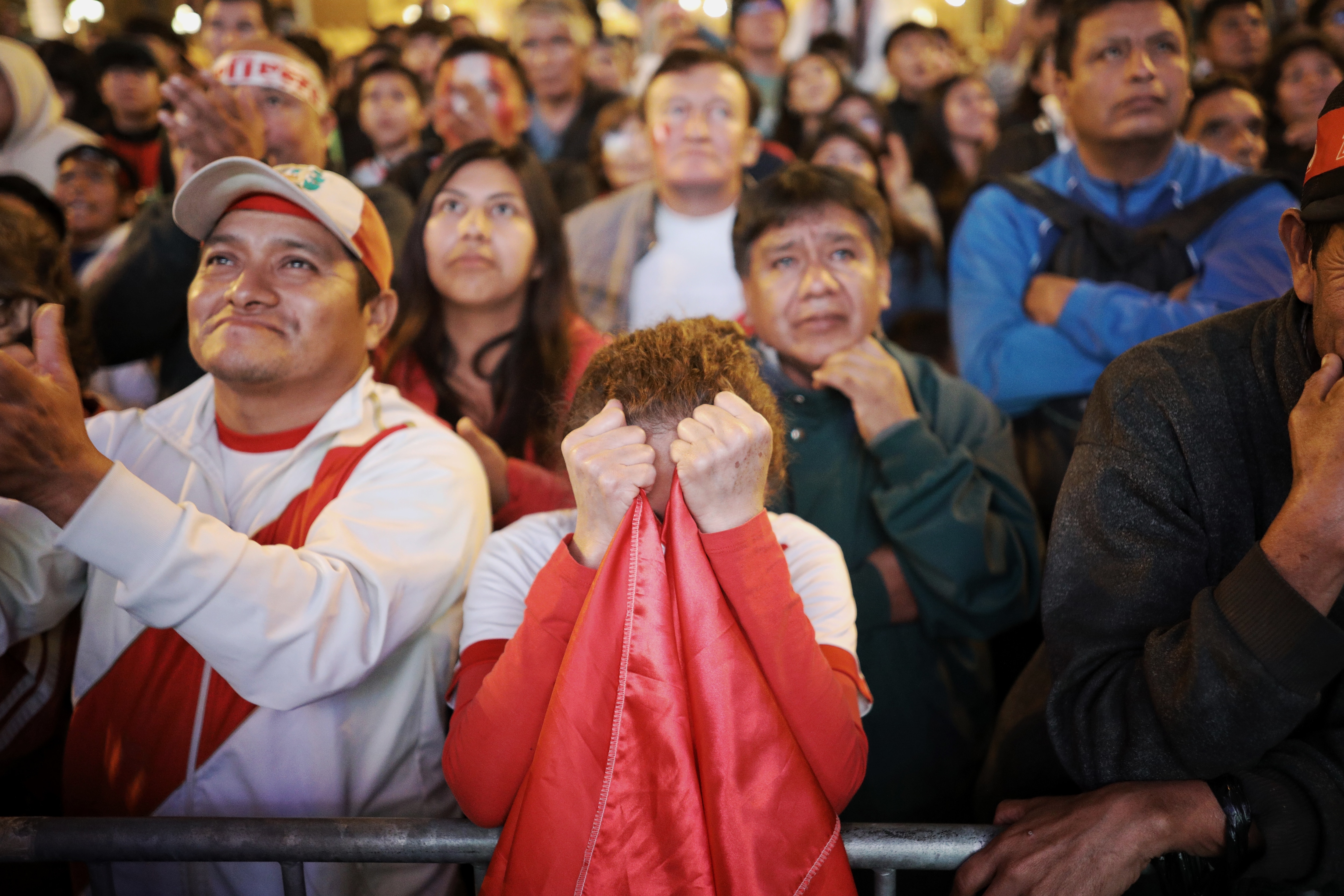 Hinchas se reúnen para ver el partido Peru vs Argentina en la Plaza de Armas en junio de 2024 . Foto: Joel alonzo/@photo.gec
