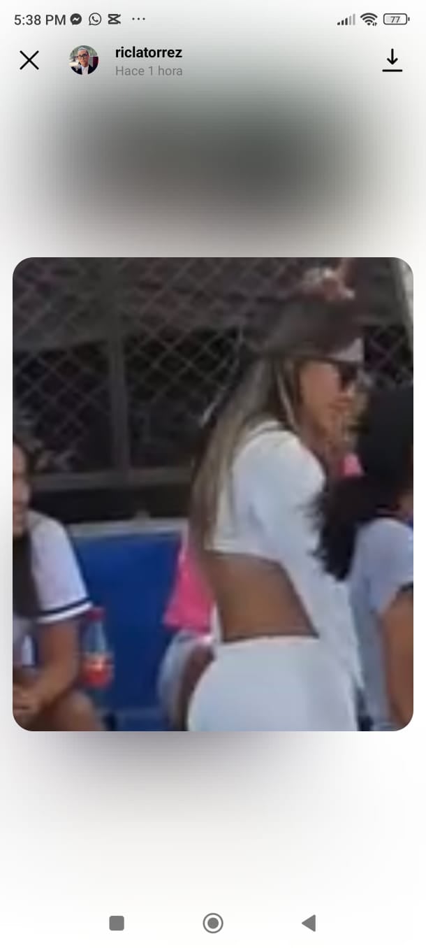 Xiomy Kanashiro en el mismo lugar donde está Jefferson Farfán.