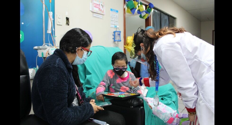 PayaSOS de Emergencia visitan a niños que reciben quimioterapia en el Hospital Sabogal y los ayudan a continuar su tratamiento. (EsSalud)