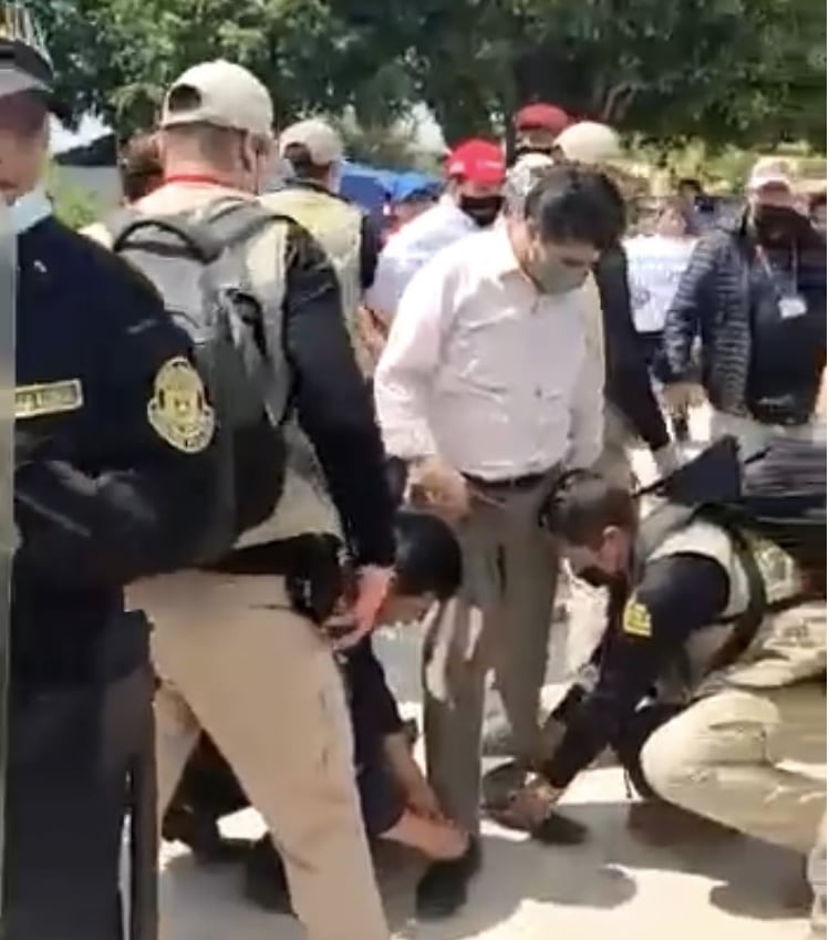 Policías le atan los zapatos a Pedro Castillo. (Foto: Twitter)