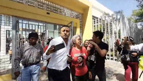 Abucheos y botellazos: Congresista María Agüero va a colegio de Arequipa y así la reciben