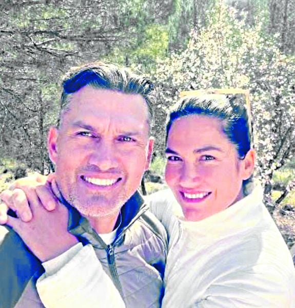 Daniela Cilloniz y su pareja.