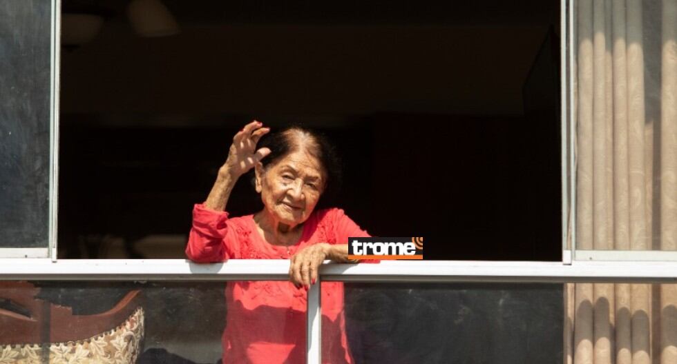 Victoria García tiene más de 100 años de edad, está lúcida, pero apenada porque aunque cada mes recibe atención de EsSalud, aún no la llaman para vacunarla contra el coronavirus. (Trome / José Rojas)