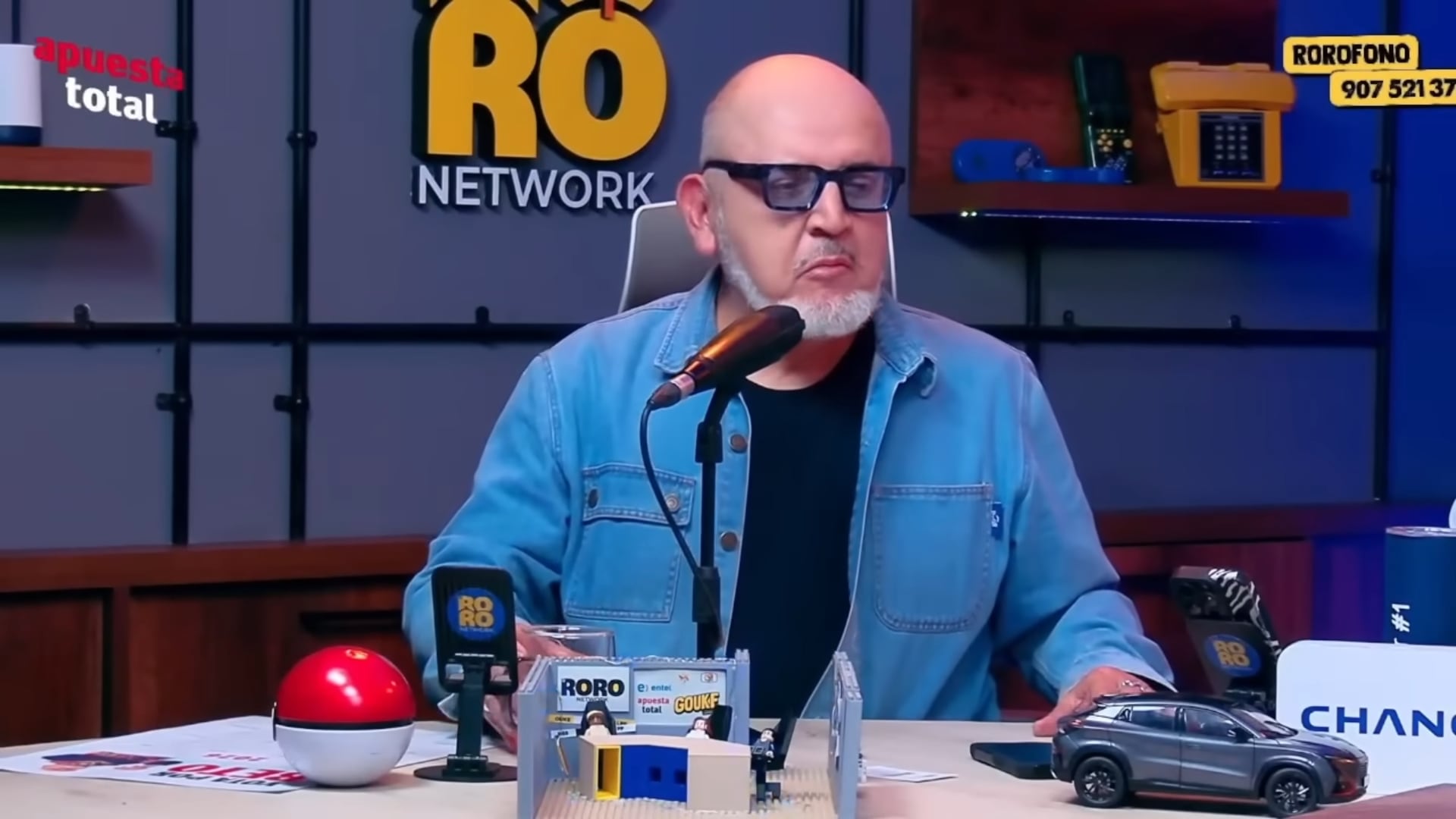 Conductor concede una entrevista con el programa 'Ouke'.