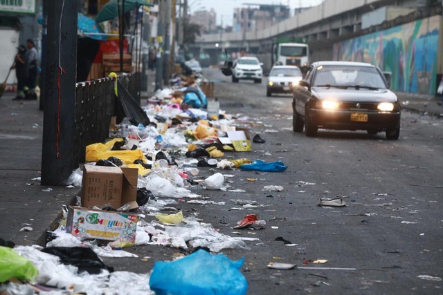 Amanecer en las calles de Lima después de los festejos por Año Nuevo.
Foto: César Grados/@photo.gec