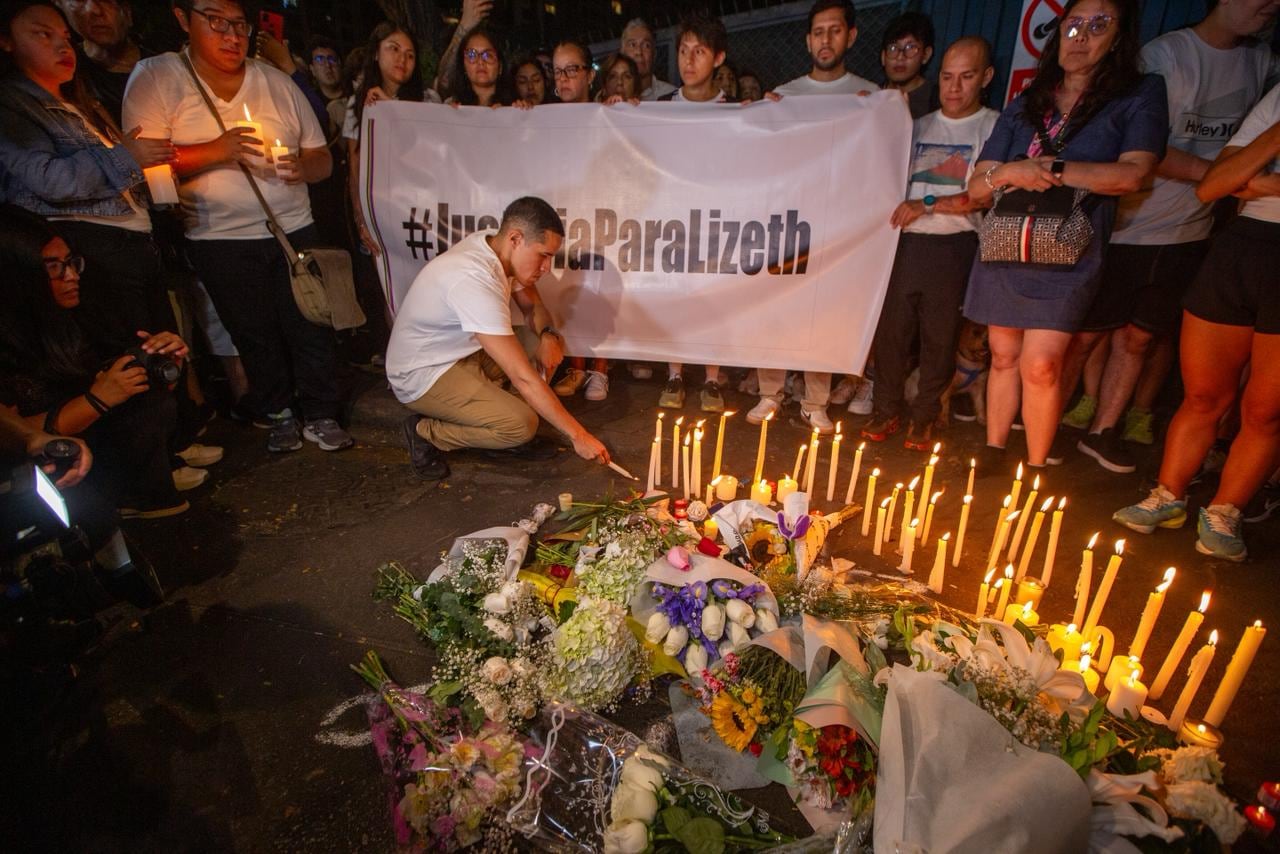 Cientos de personas se hicieron presentes en la vigilia para rendir homenaje a Lizeth Marzano y exigir justicia por su muerte.