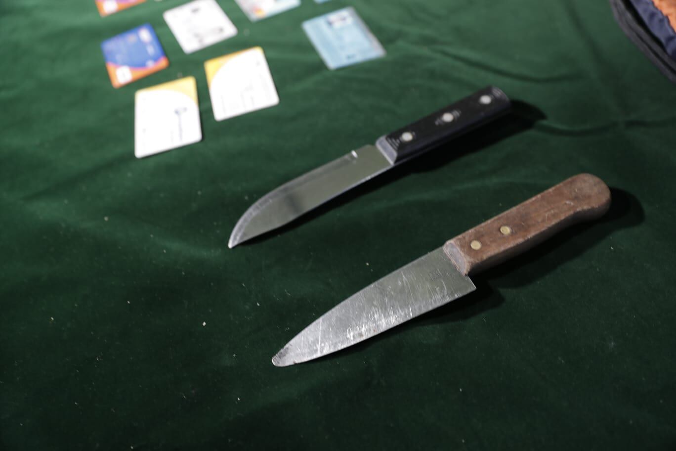 El venezolano Edwar Alexander Hernández Sandoval (33) y Xander Pacaya Sinuiri (18), que serían de la banda 'Los Feroces del Morro Solar', fueron atrapados en un cerro, cuando fugaban corriendo tras asaltar a mano armada a ocho ciclistas, a quienes atacaron a golpes para robarles sus pertenencias, en Chorrillos. (foto: Renzo Salazar/GEC)