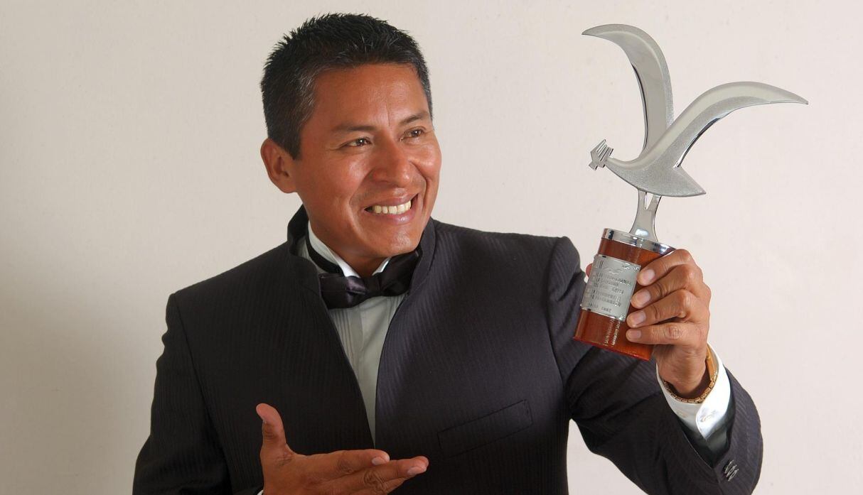 En 2002, Perú obtuvo el primer lugar de la competencia con el tema “Juramento”. Fue Eduardo del Perú el encargado de presentarla en el escenario. Además, fue elegido como el Mejor intérprete. (Foto: Facebook)