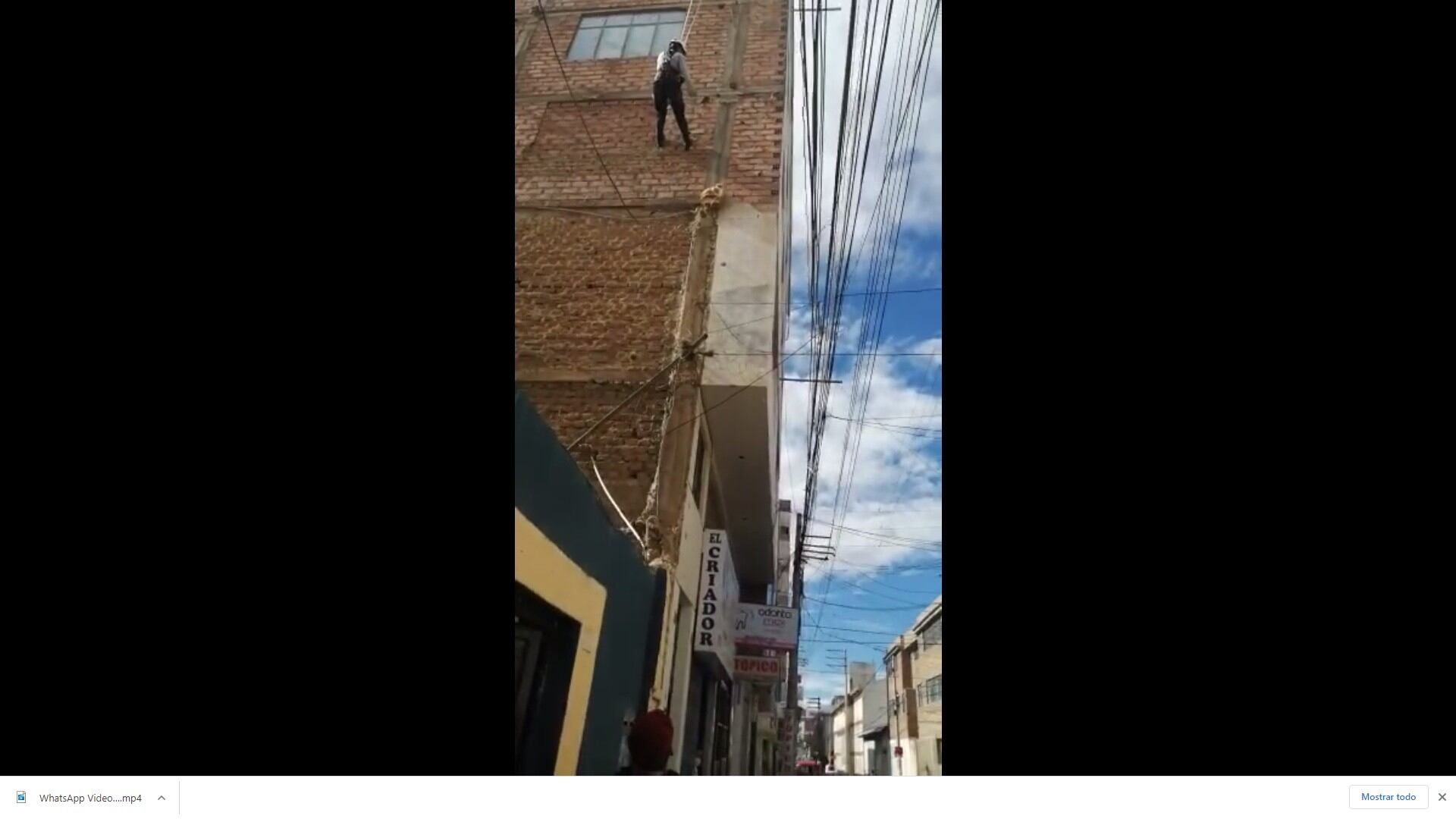 Suboficial de la Policía, Diana Yanet Isidro Santillán, se desliza con una cuerda para rescatar a gatito atrapado en una pared exterior.