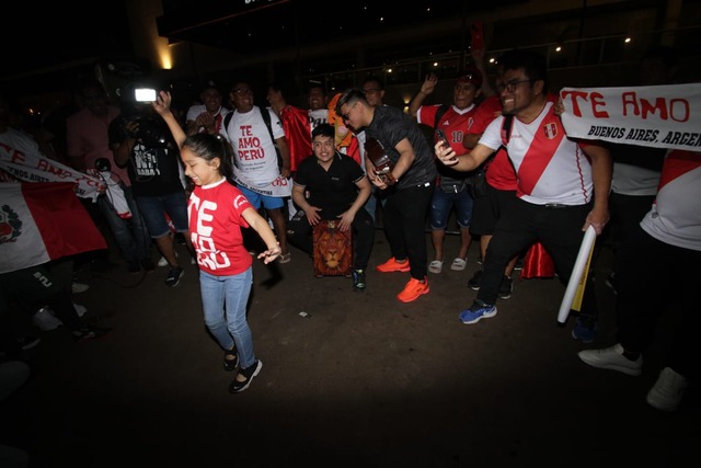 Hinchas peruanos en Paraguay realizaron el clásico banderazo y luego recogieron toda la basura que generaron. Foto: Alan Ramírez | Trome