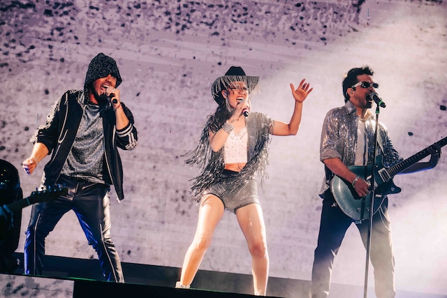 Camila Bordonaba, Benjamín Rojas y Felipe Colombo cantando. / Foto: Masterlive.