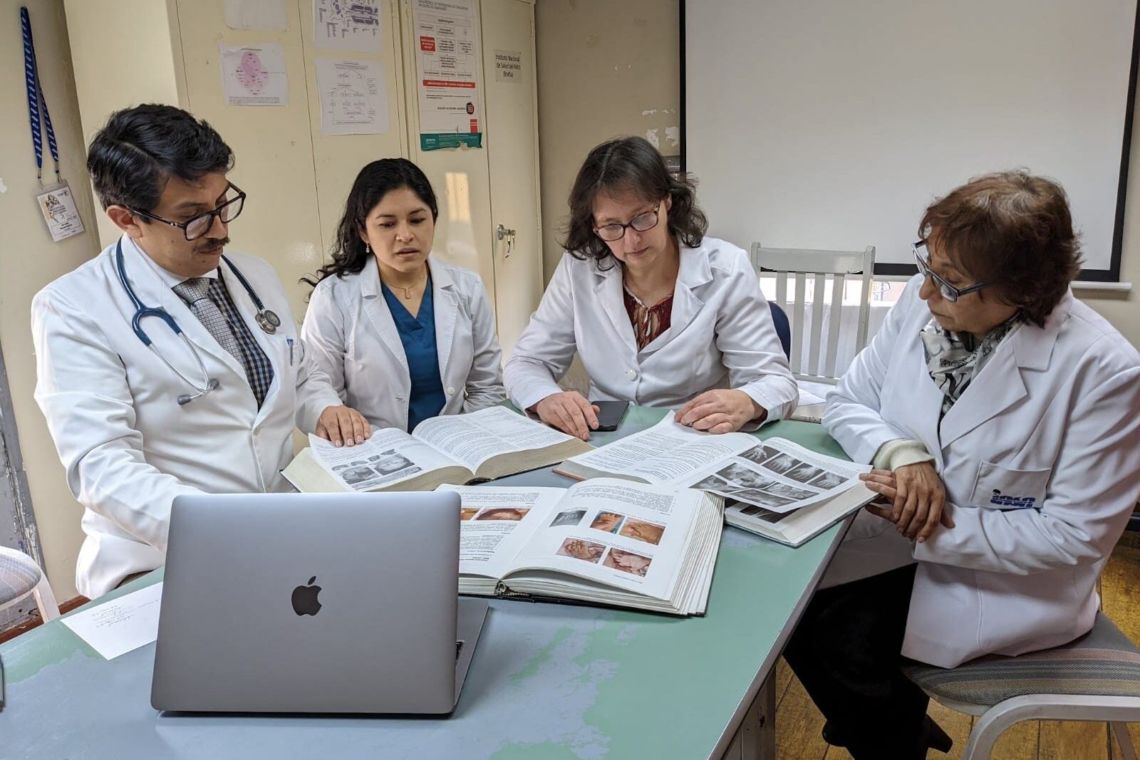 La doctora Milana Trubnykova, jefa del Servicio de Genética y Errores Innatos de Metabolismo (SGEIM) del INSN lidera equipo de especialistas. (Foto INSN)