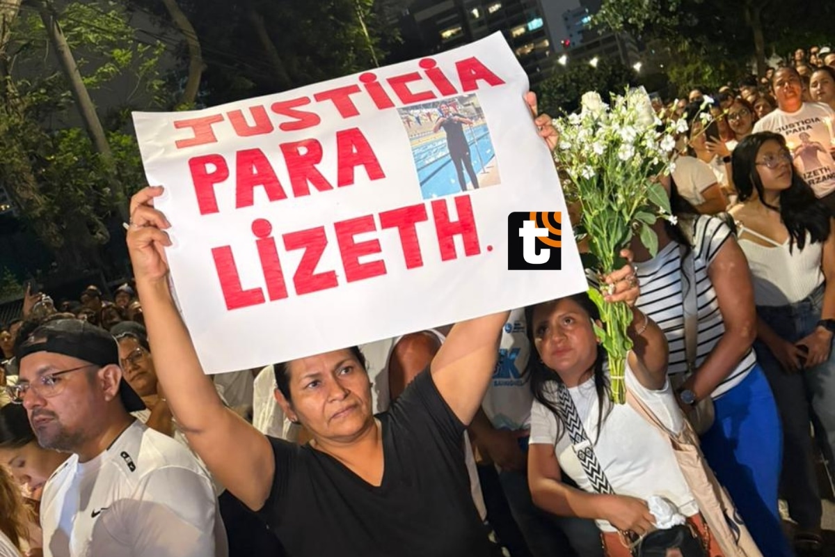 Vecinos y otras personas se congregaron en Camino Real para honrar a la campeona de buceo. (Fotos: Lady Gamarra)