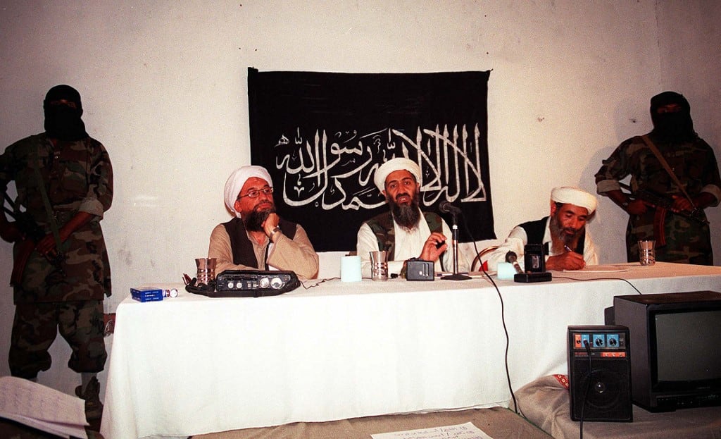 Osama bin Laden, líder del grupo terrorista Al Qaeda, junto a otros extremistas durante una conferencia en Afganistán. (Foto: AFP).