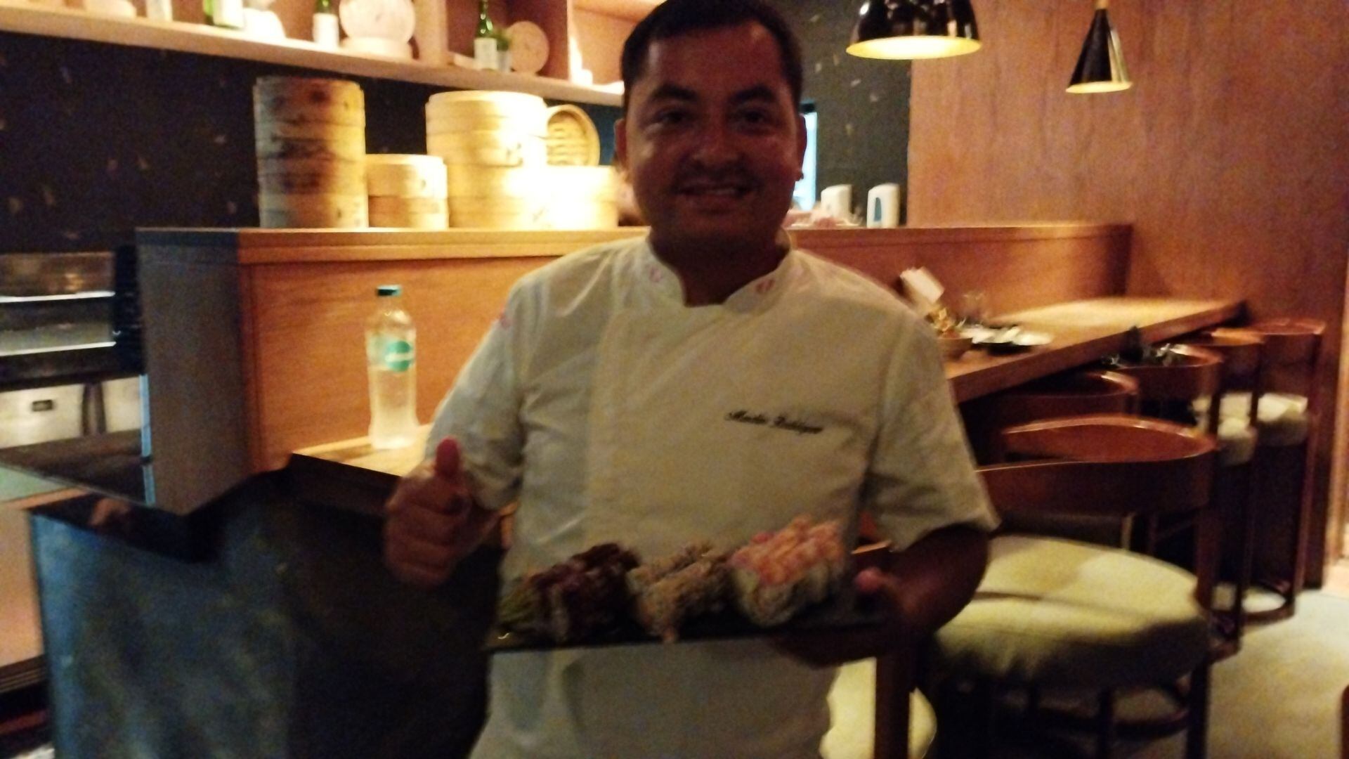 Chef peruano, Martín Rodríguez con uno de los platos banderas en 'Izakaya'. (Foto: Carla Chevez)