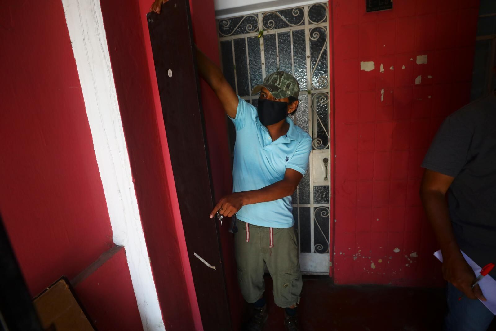 Muchos de los libros hurtados por delincuentes habían sido recolectados en donaciones o comprados por el periodista Elvis Herrada. | Foto: Gonzalo Córdova