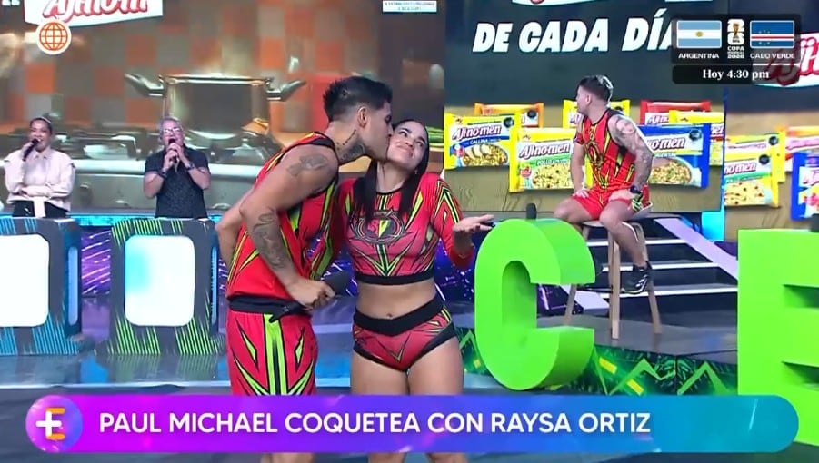 Paul le da un beso a Raysa.