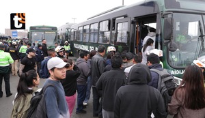 Paro de transportistas: buses de la PNP trasladan gratis a pasajeros varados por falta de vehículos