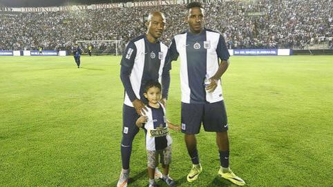 Alianza Lima jugó en el 'Día del Hincha Blanquiazul' con el escudo de Chapecoense. Foto: Archivo.