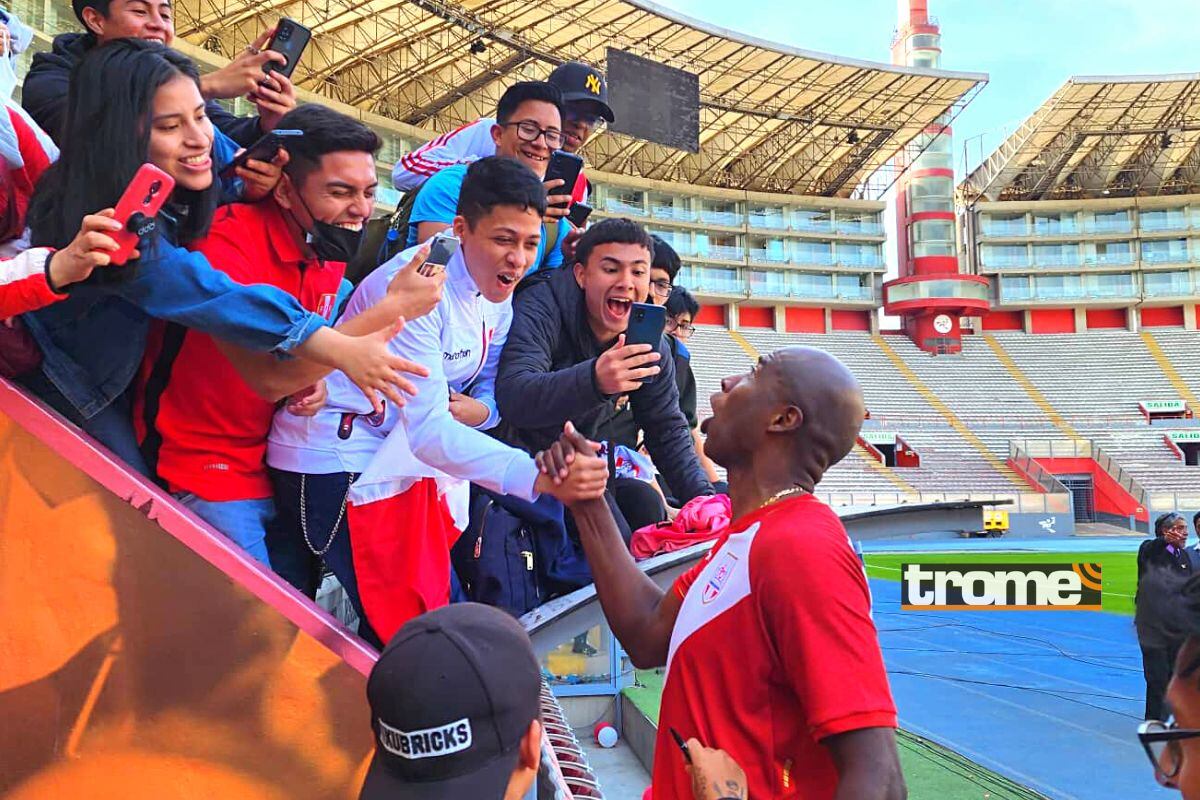 Hinchas en un momento especial con Luis Guadalupe (Foto: José Lara/ GEC)
