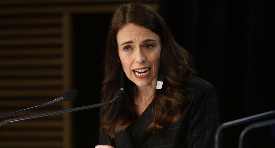 Jacinda Ardern ordenó ondear a media asta las banderas de todos los edificios gubernamentales y buques del país. (Foto: MELVILLE / AFP)