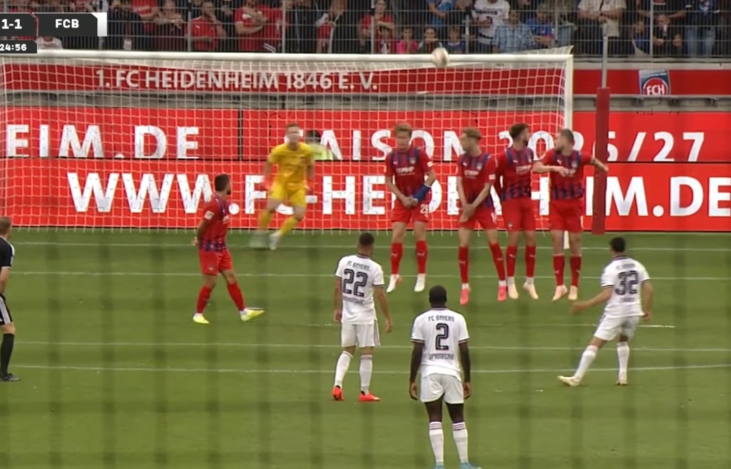 Magistral tiro libre de Felipes Chávez con el Bayern Múnich. (Redes sociales Bayern Múnich)