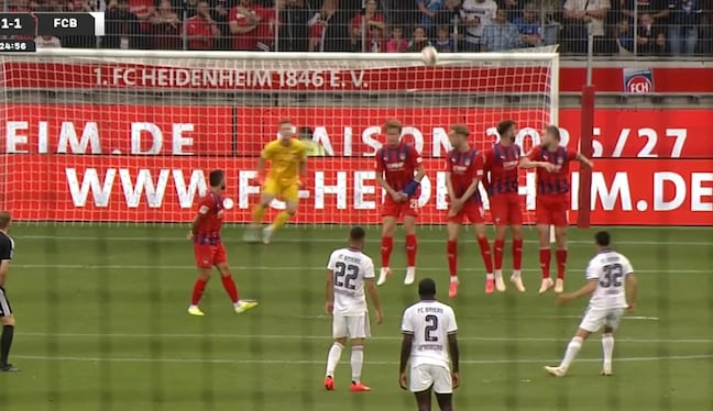 Magistral tiro libre de Felipes Chávez con el Bayern Múnich. (Redes sociales Bayern Múnich)