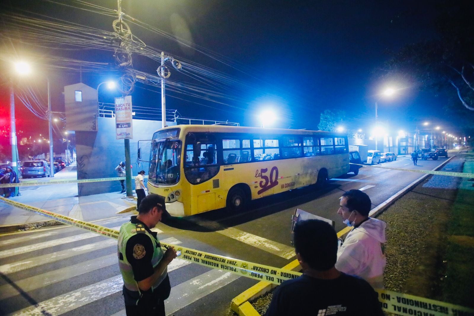 PNP cerca perímetro de la zona para iniciar diligencias que puedan esclarecer las circunstancias del atentado.