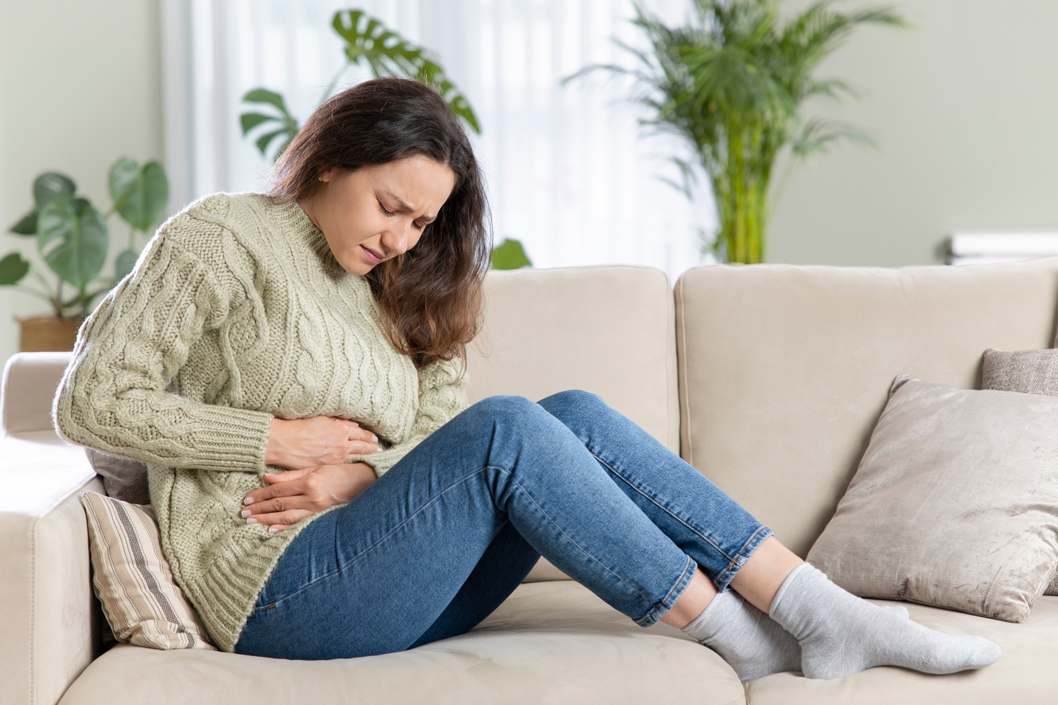 Recuerda que los cólicos menstruales no deben incapacitarte. Si el dolor interfiere con tus actividades diarias, acude a una ginecóloga, pues podría tratarse de algo más serio que un simple cólico. Foto: Istock.