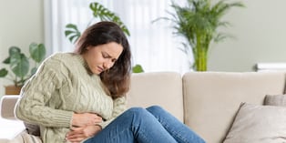Recuerda que los cólicos menstruales no deben incapacitarte. Si el dolor interfiere con tus actividades diarias, acude a una ginecóloga, pues podría tratarse de algo más serio que un simple cólico. Foto: Istock.