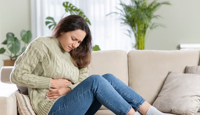Recuerda que los cólicos menstruales no deben incapacitarte. Si el dolor interfiere con tus actividades diarias, acude a una ginecóloga, pues podría tratarse de algo más serio que un simple cólico. Foto: Istock.
