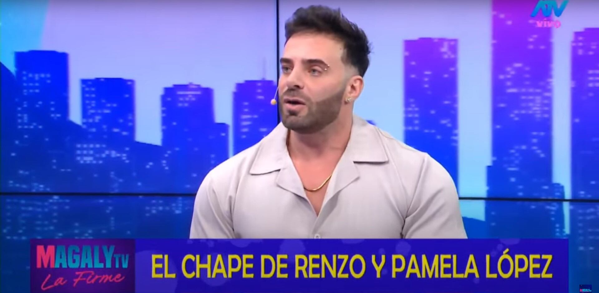 El modelo visitó el set de Magaly Medina.