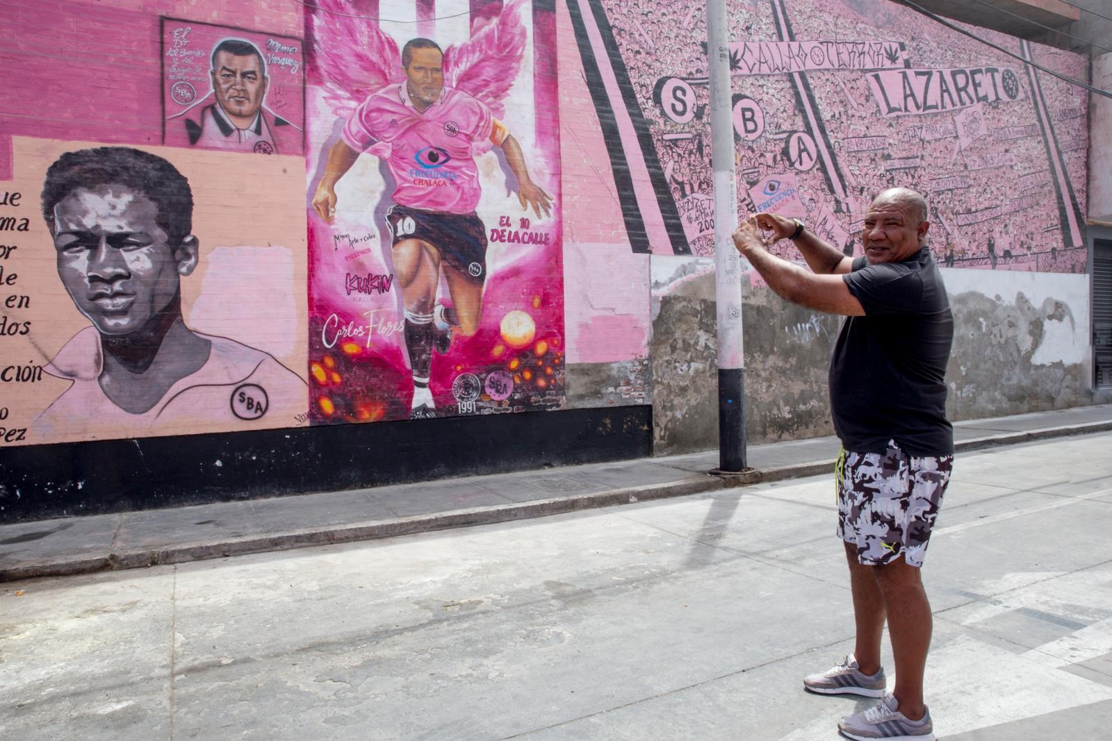 Recordando a su amigo en uno de los murales más famosos del puerto (Foto: Ernesto Quilcate)