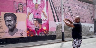 Recordando a su amigo en uno de los murales más famosos del puerto (Foto: Ernesto Quilcate)