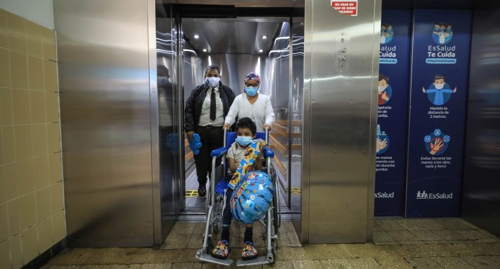 Padre dona parte de su hígado y salva a su niño con exitoso trasplante realizado en el Hospital Rebagliati. (EsSalud)