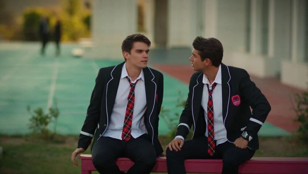 Kaan le ofrece su ayuda a Doruk en la telenovela turca "Hermanos" (Foto: NG Medya)