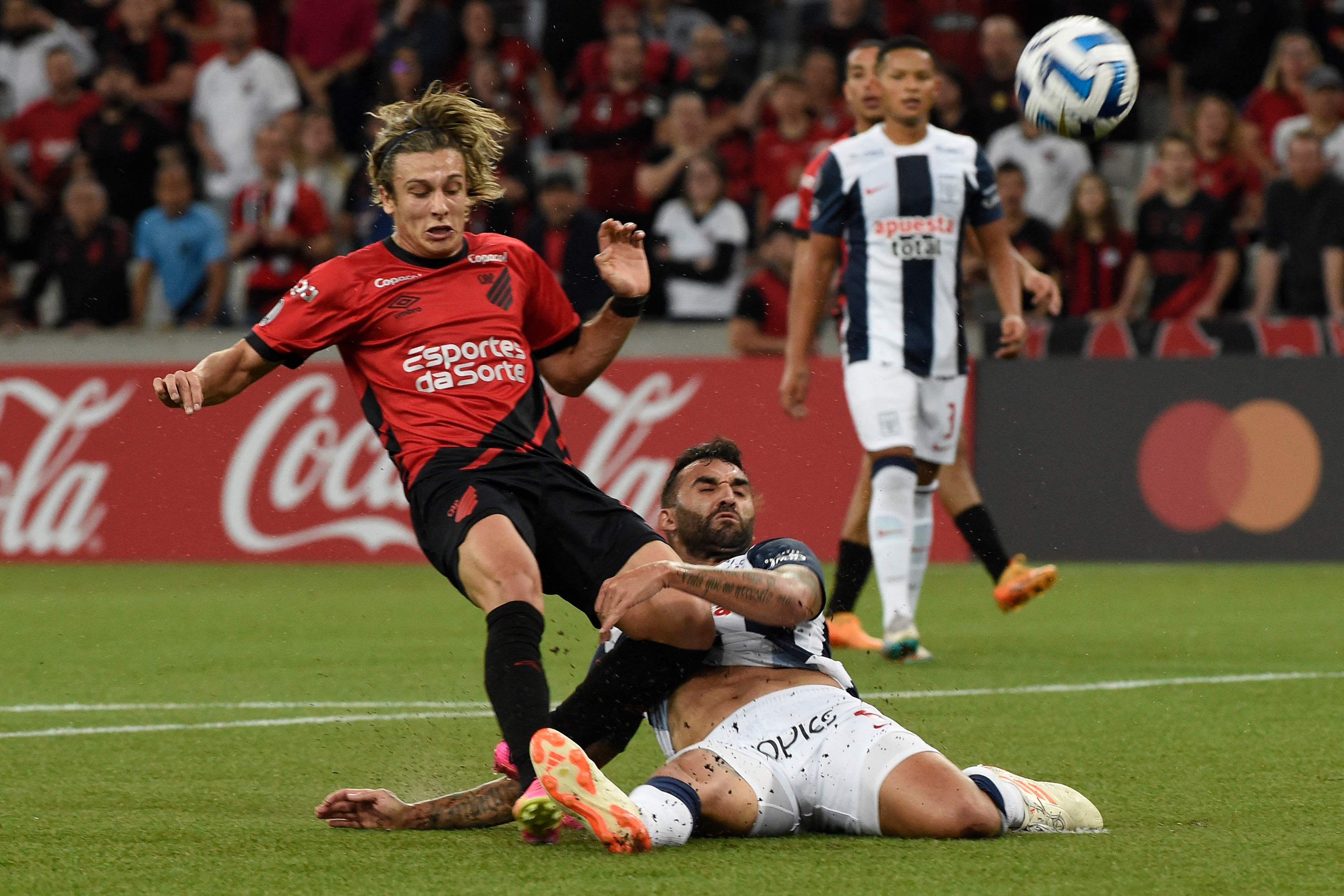 Atlético Paranaense goleó 3-0 a Alianza Lima. (AFP)