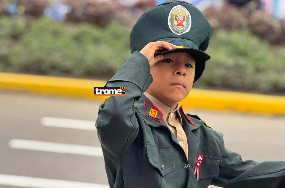 El desfile escolar de Fiestas Patrias en San Juan de Miraflores atrajo a mucho público que admiró el paso de los niños. (Isabel Medina / Trome).