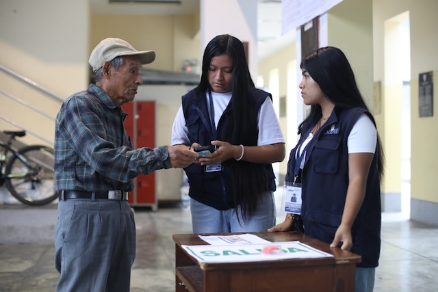 Colaboradores de la ONPE ayudaron a los adultos mayores (Foto: Diana Marcelo)