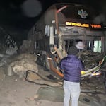 Rocas aplastan bus en plena Panamericana Sur: 4 heridos