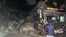 ¡Rocas aplastan bus en plena Panamericana Sur! Cuatro pasajeros heridos tras derrumbe en Arequipa