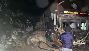 ¡Rocas aplastan bus en plena Panamericana Sur! Cuatro pasajeros heridos tras derrumbe en Arequipa