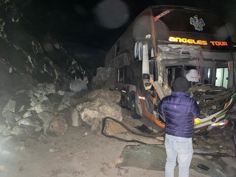 ¡Rocas aplastan bus en plena Panamericana Sur! Cuatro pasajeros heridos tras derrumbe en Arequipa